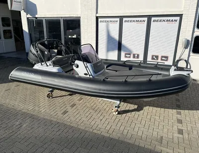 RIB-boot bij showroom op wielen