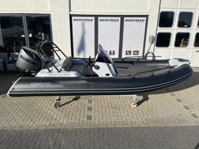 RIB-boot voor gevel van gebouw