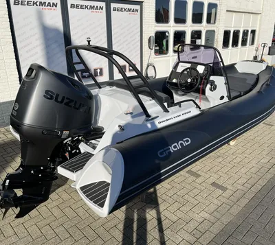 rubberboot met stuurconsole en buitenboordmotor