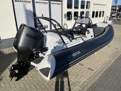 RIB-boot buiten bij showroomgebouw