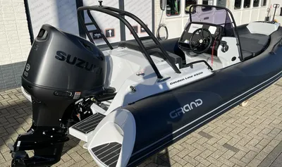 RIB-boot met stuurconsole op buitenterrein