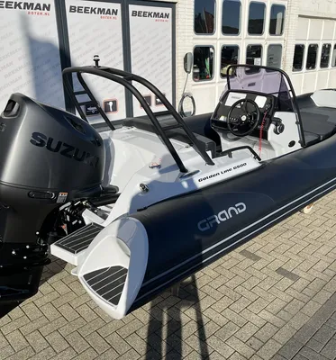 RIB-boot bij showroom