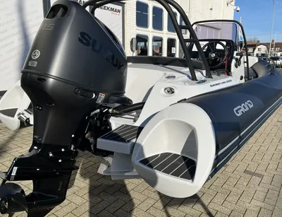 rubberboot met buitenboordmotor op kade