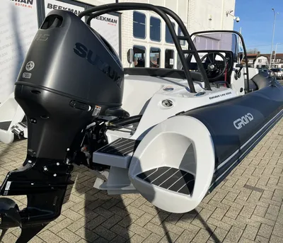 RIB met buitenboordmotor en stuurconsole