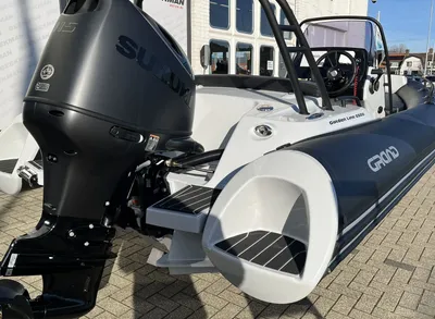 rib-boot met buitenboordmotor bij showroom
