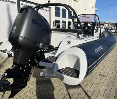 rib met buitenboordmotor bij showroom