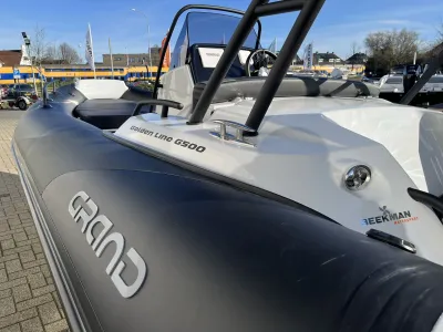 voorkant van ribboot op parkeerterrein