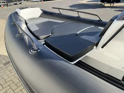 voorkant van rib met zonnedek en kussens