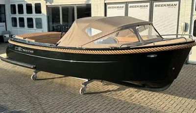 tender met buiskap bij showroom