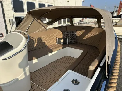 kuip met zitbank en kussens onder kap