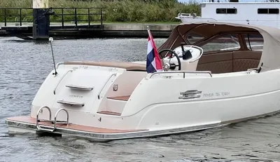 witte tender op kanaal met kap