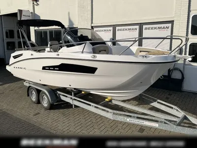 motorboot op trailer bij showroom