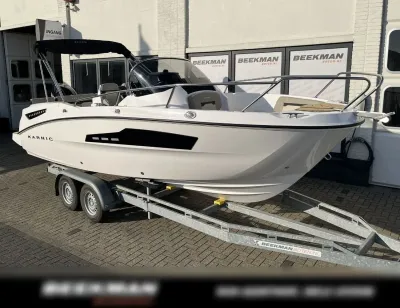 witte sportieve open boot op trailer