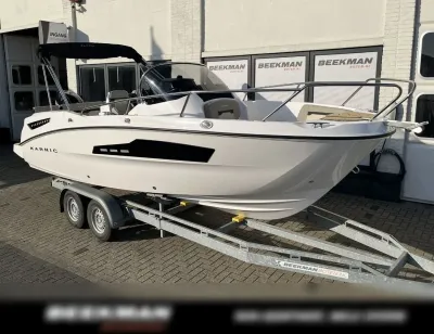 motorboot op trailer bij showroom