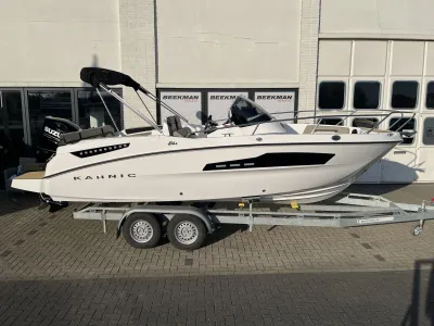 open boot op trailer voor bedrijfsgebouw
