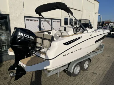 open motorboot op trailer buiten