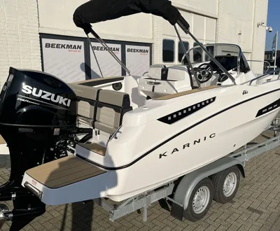 open motorboot op trailer bij showroom