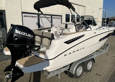 motorboot op trailer bij showroom