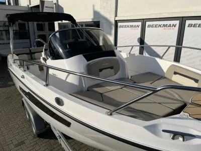 Voorkant van open motorboot op trailer