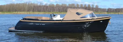 boot op rustig water bij de oever