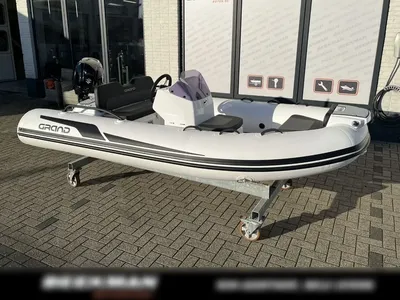 witte inflatable boot op trolley buiten