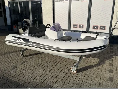 opblaasbare rib op standaard buiten
