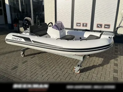 witte RIB-boot met console op karren