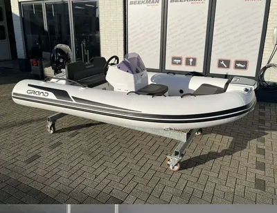 opblaasbare rib op standaard buiten