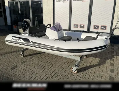 kleine opblaasboot op trolley bij gebouw