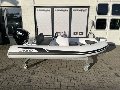 opblaasbare boot op standaard bij gevel