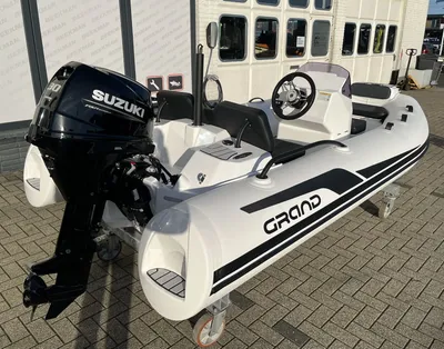 RIB-boot met stuurconsole en motor
