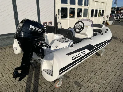 RIB-boot met console en buitenboordmotor