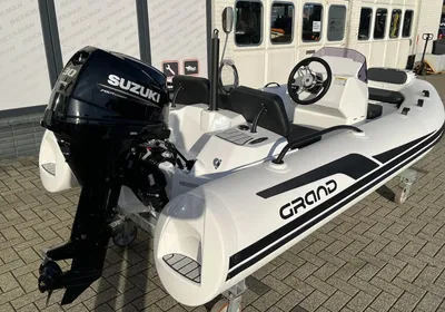 opblaasbare rib op parkeerplaats