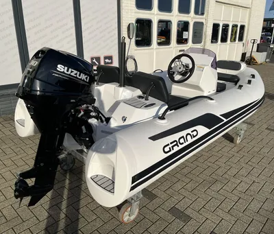 RIB boot op parkeerplaats bij gebouw