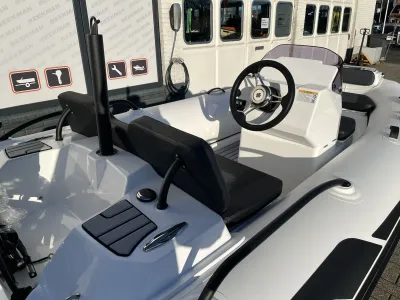 cockpit met stuur en zitplaatsen