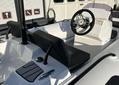 Console en zitgedeelte van een kleine boot