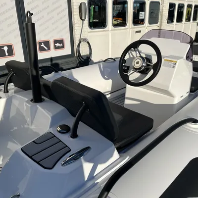 console en zitgedeelte van boot