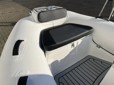 voorkant opblaasboot met zitkussen