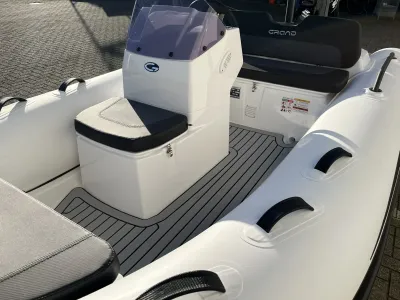 console en zitplaatsen van boot