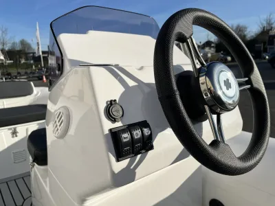 stuurconsole met stuurwiel en schakelaars