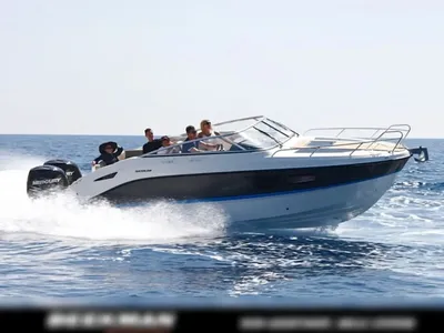 motorboot met bemanning op open zee