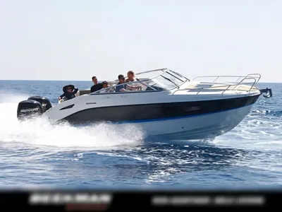 motorboot varend op open zee