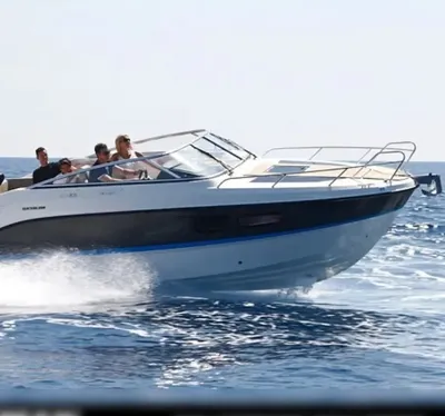 motorboot met bemanning op open zee