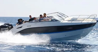 motorjacht met bemanning op open zee