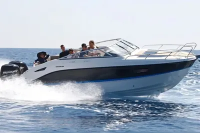 motorboot varend op open zee