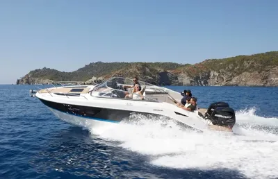motorboot op zee met passagiers