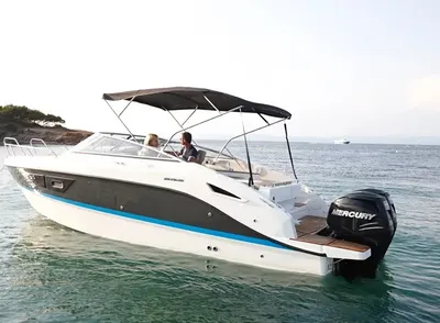 motorboot met bimini op rustig water