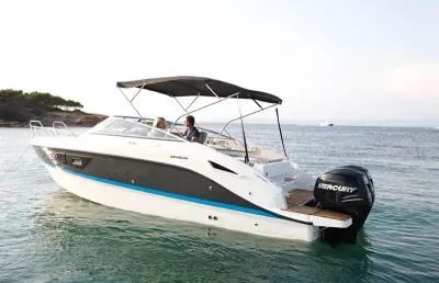 motorboot voor de kust