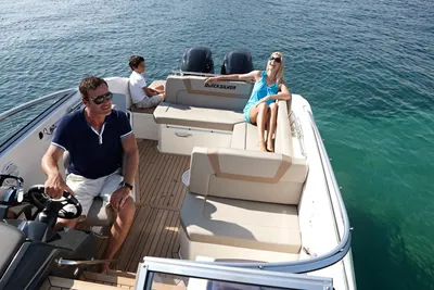 Mensen op een open boot op zee