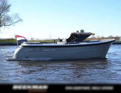 grijze tender op water